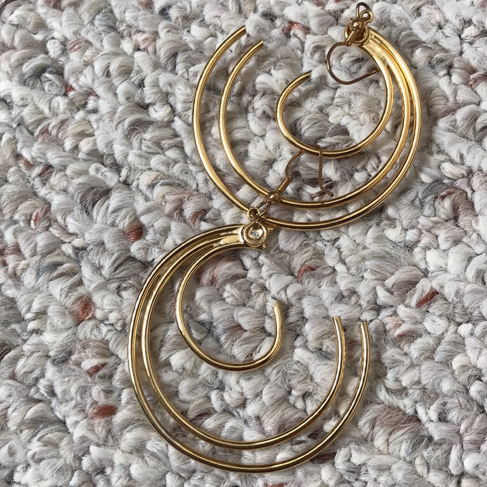 Pretty gold tone hoop earrings - Picture 3 of 5